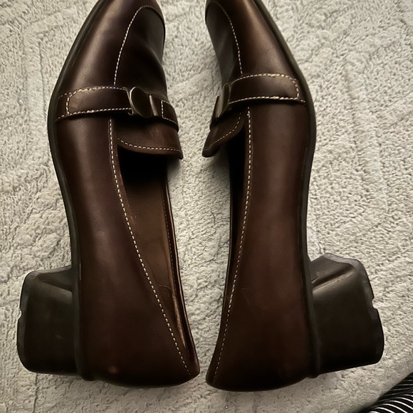 Nine West 8 brown leather loafer with buckle detail, stitching, small heel. - Picture 3 of 6